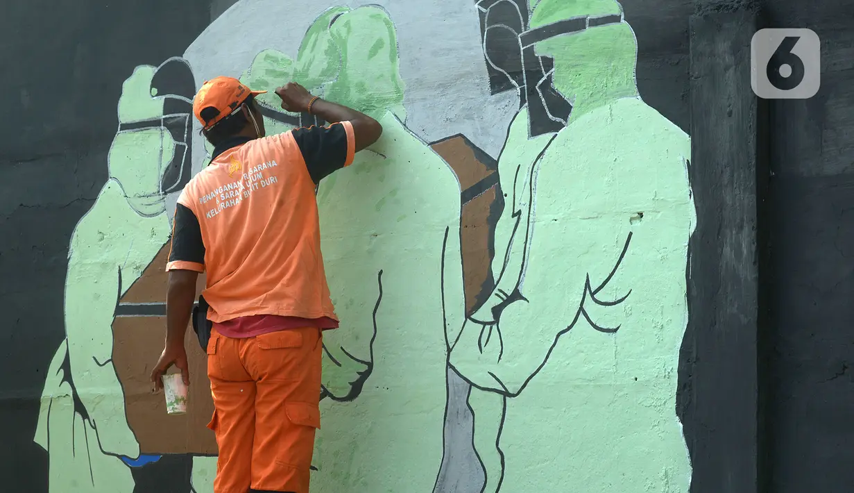 Petugas PSSU Kelurahan Bukit Duri membuat mural bertemakan COVID-19 di kawasan Manggarai, Bukit Duri, Jakarta, Jumat (28/8/2020). Mural tersebut dibuat untuk meningkatkan kepatuhan masyarakat akan protokol kesehatan karena kasus COVID-19 nasional terus meningkat. (merdeka.com/Imam Buhori)