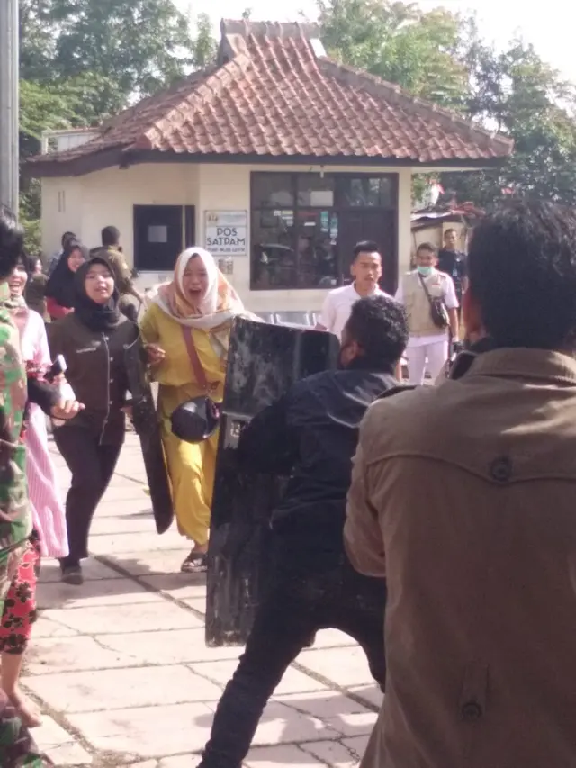 Aksi reaksi cepat tanggap mahasiswa perawat Unpad Garut, saat melakuksan simulasi penyelamatan korban ledakan bom