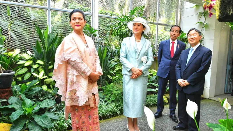 Jokowi dan Ibu Negara Iriana mengajak Kaisar Naruhito dan Permaisuri Masako melihat Griya Anggrek di Kebun Raya Bogor Jawa Barat.