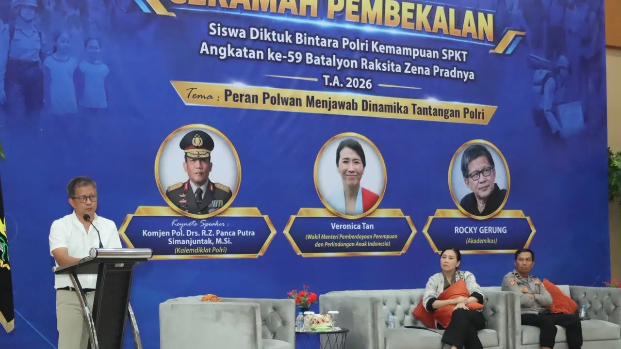 Akademisi Rocky Gerung dan Wakil Menteri Pemberdayaan Perempuan dan Perlindungan Anak (PPPA) Veronika Tan dalam Pembekalan Peserta Didik Diktuk Bintara Polri di Gedung Widya Warapsari Sepolwan, Jakarta, Rabu (16/9) (Istimewa)