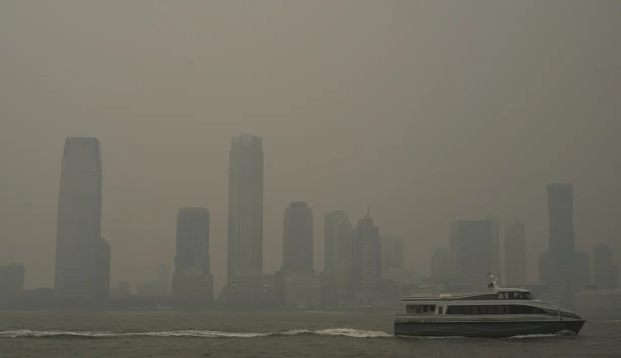 <p>Bangunan di Jersey City, New Jersey, sebagian tertutup asap dari kebakaran hutan Kanada saat kapal feri melintasi Sungai Hudson, terlihat dari wilayah Manhattan di New York, Amerika Serikat, Selasa (6/6/2023). (AP Photo/Patrick Sison)</p>