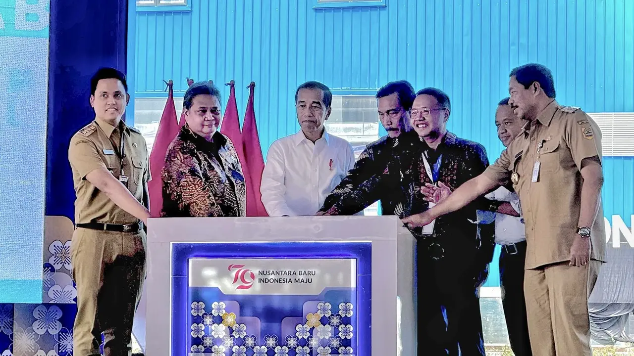 Menteri Koordinator Bidang Perekonomian Airlangga Hartarto mendampingi Presiden Joko Widodo meresmikan pabrik bahan anoda baterai lithium di Kawasan Ekonomi Khusus (KEK) Kendal