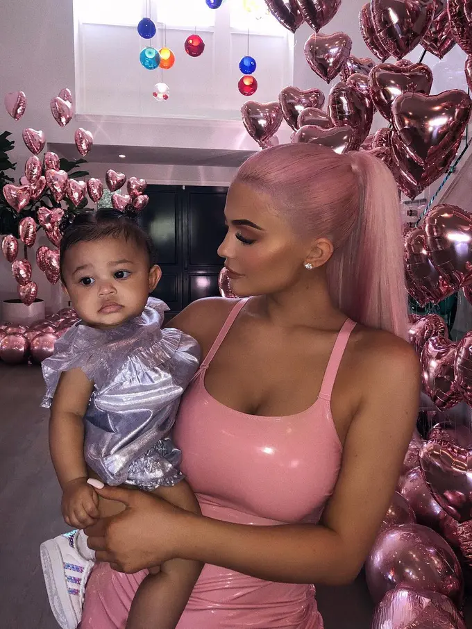 [Bintang] Kylie Jenner - Stormi