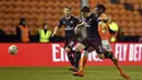 Bek Arsenal, Sokratis Papastathopoulos, berebut bola dengan pemain Blackpool, Armand Gnanduillet, pada laga Piala FA di Stadion Bloomfield Road, Sabtu (5/1). Arsenal menang 3-0 atas Blackpool. (AP/Anthony Devlin)