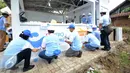 Sejumlah volunter melakukan penyelesain mural tembok fasilitas MCK disela peresmian program WASH (Water Sanitation Hero) di Kampung Tegal Desa Kedung Dalam, Kecamatan Mauk, Tangerang, Kamis (6/4). (Liputan.com)