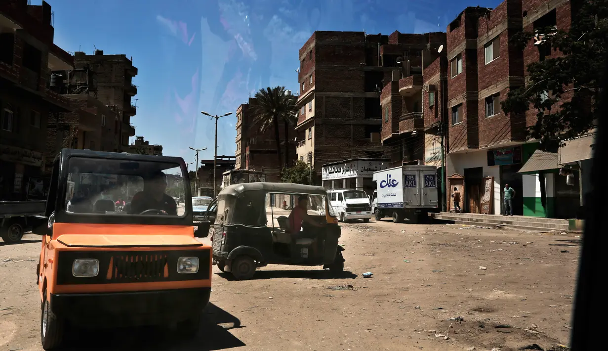 Seorang pria mengendarai minicars yang merupakan produk lokal mesir saat uji coba di desa Kerdasa Kairo, Mesir (1/8). (AP Photo/Nariman El-Mofty)