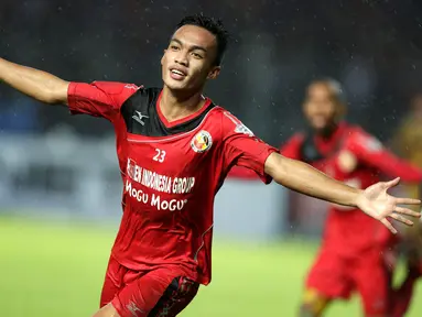 Pemain Semen Padang, Adi Nugroho, merayakan gol yang dicetaknya ke gawang Mitra Kukar dalam final Piala Jenderal Sudirman di Stadion Utama Gelora Bung Karno, Jakarta, Minggu (24/1/2016). (Bola.com/Vitalis Yogi Trisna)