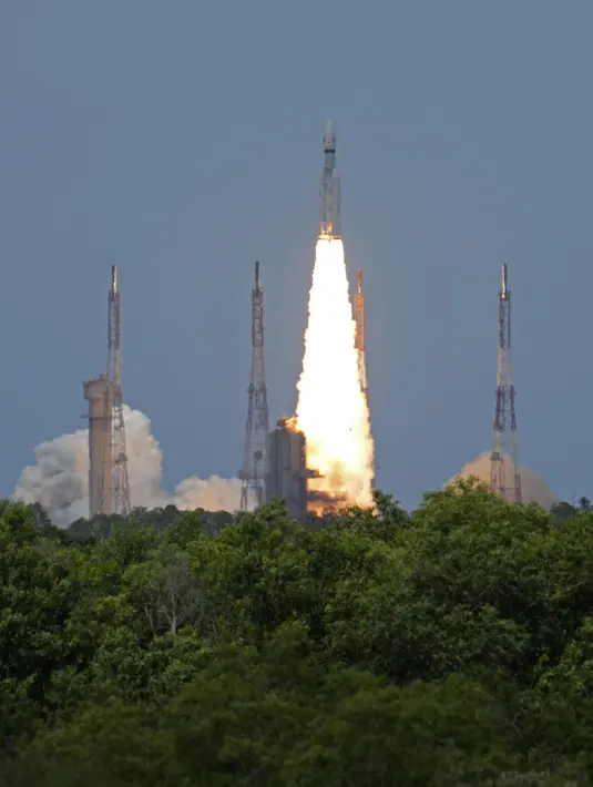 <p>Jika robot pendarat dan penjelajah Chandrayaan-3 berhasil mendarat dengan utuh, itu akan menjadi pencapaian yang belum pernah dicapai oleh negara lain selain China pada abad ini. (AP Photo/Aijaz Rahi)</p>