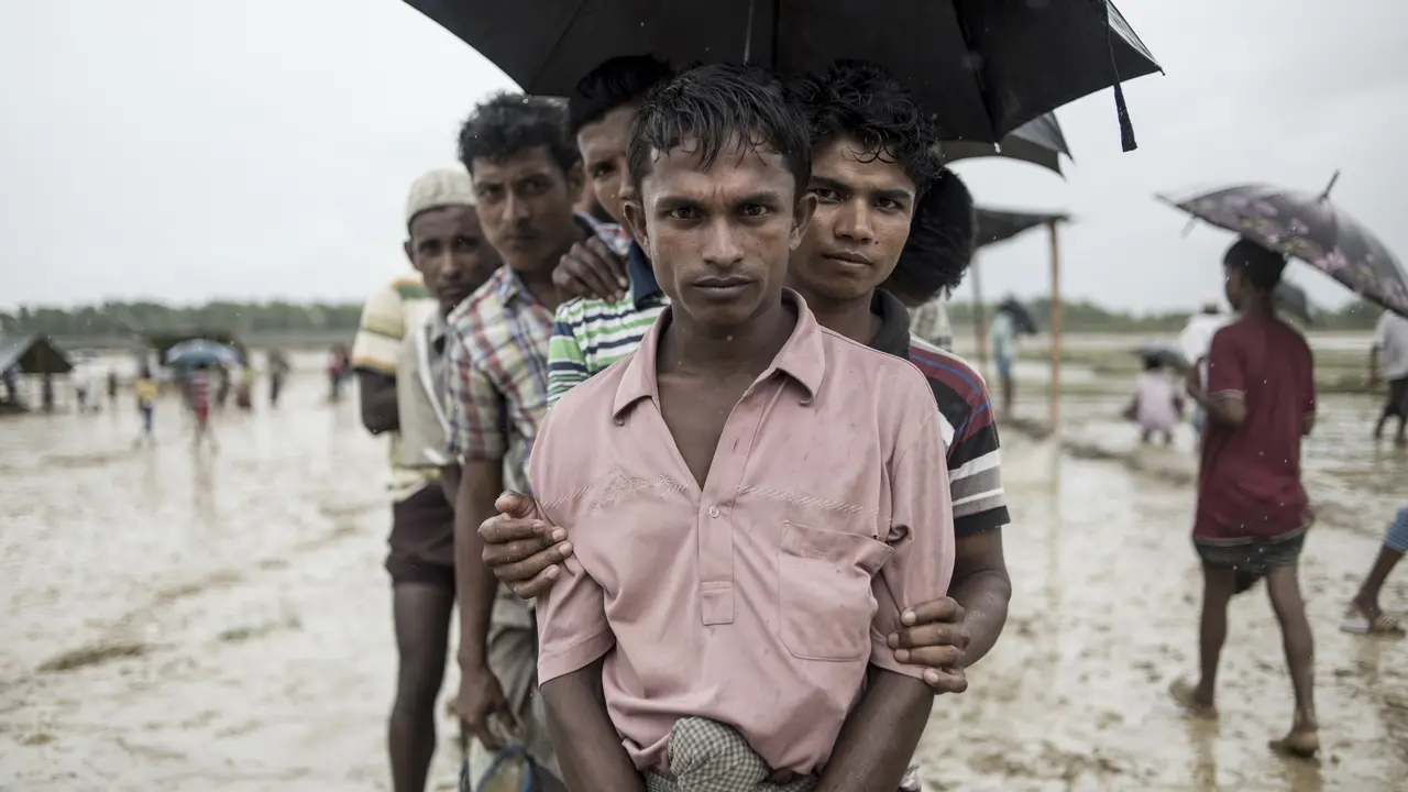 PHOTO: Potret Pengungsi Muslim Rohingya Saat Menunggu Antrean Makanan