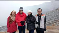 Gubenur DKI Jakarta Djarot Saiful Hidayat di Gunung Ijen. (Liputan6.com/Dian Kurniawan)