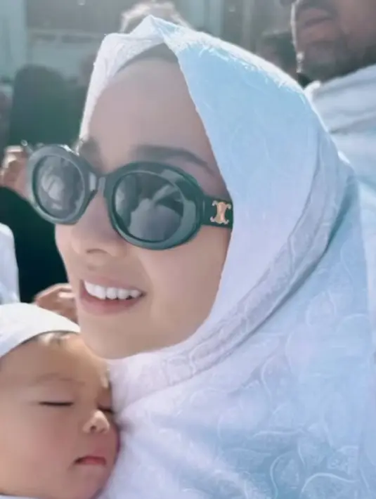 Terlihat Nikita Willy juga menggunakan kacamata hitam dari Caline model Triomphe Oval seharga kurang lebih Rp6 jutaan. [@yorafebrina]