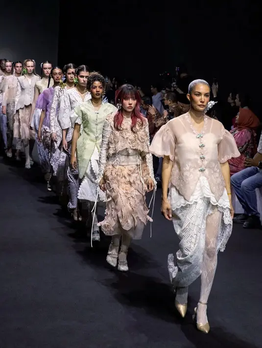 Nadya Hutalagung, Ponysmakeup, dan Zsa Zsa Utari sukses gebrak panggung Dubai Fashion Week 2025. Ketiganya jadi muse untuk peragakan busana dari desainer lokal, Toton [@totohthelabel]