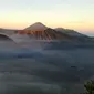 Pemandangan matahari terbit di kawasan Bromo (Liputan6.com / Harun Mahbub)