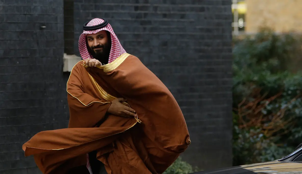 Putra Mahkota Arab Saudi, Pangeran Mohammed bin Salman mengunjungi Perdana Menteri Inggris Theresa May di 10 Downing Street, London, Rabu (7/3). Kunjungan ini dirancang untuk meningkatkan hubungan keamanan dan perdagangan kedua negara. (AP/Alastair Grant)