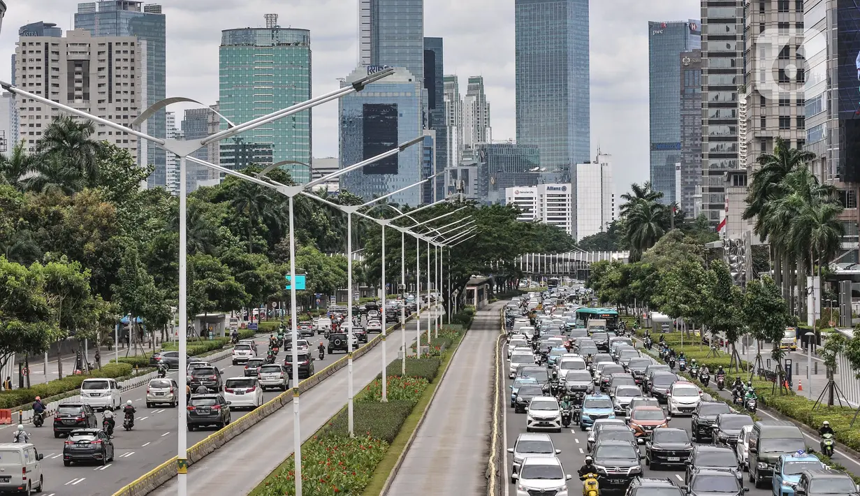 Kondisi lalu lintas di Jalan Jenderal Sudirman, Jakarta Pusat, Rabu (26/10/2022). Polda Metro Jaya resmi menghentikan pelaksanaan tilang manual terhadap para pelanggar lalu lintas sehingga seluruh pengendara yang melanggar bakal ditindak secara elektronik. (merdeka.com/Iqbal S. Nugroho)