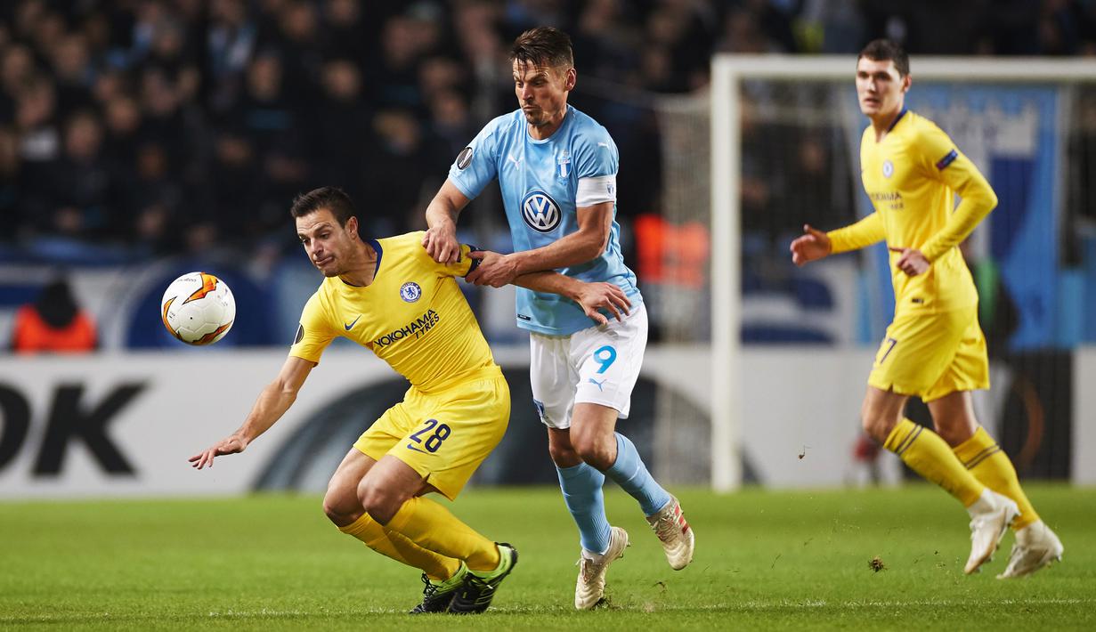 Duel antara Cesar Azpilicueta dan Markus Rosenberg pada leg 1, 32 besar Liga Europa yang berlangsung di stadion Swedbank, Malmo, Jumat (15/2). Chelsea menang 2-1 atas Malmo FF (AFP/Andreas Hillergen)