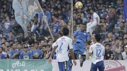 Striker Perserang Serang, Oktovianus Maniani, menyundul bola saat pertandingan melawan Persib Bandung pada laga persahabatan di Stadion Maulana Yusuf, Serang, Kamis (1/3/2018). Persib menang 6-0 atas Perserang. (Bola.com/M Iqbal Ichsan)