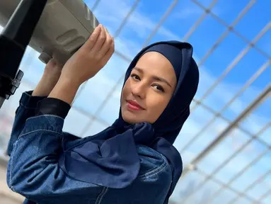 Penampilan Susan Sameh terbaru berhasil bikin warganet terpesona. Ya, perempuan keturunan Mesir ini memang unggah foto penampilannya berhijab. Foto cantiknya Susan Sameh pakai hijab pun banjir pujian dari netizen dengan menyebutnya semakin anggun. (Liputan6.com/IG/susansameeh)