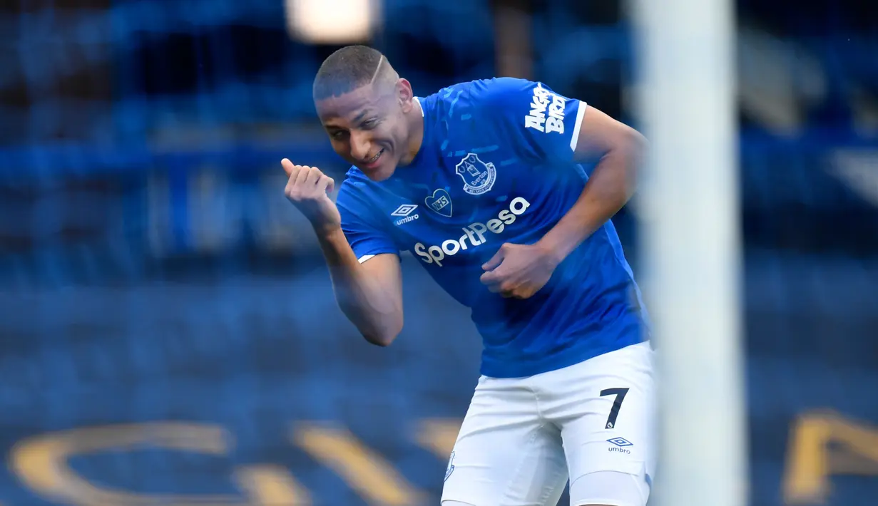 Gelandang Everton, Richarlison berselebrasi usai mencetak gol ke gawang Leicester City pada pertandingan lanjutan Liga Inggris di di Goodison Park di Liverpool, Inggris, Rabu (1/7/2020). Everton menang tipis atas Leicester City 2-1. (Peter Powell / Pool via AP)