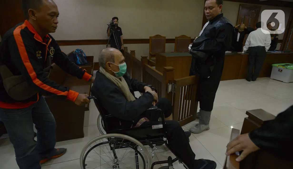 Terdakwa kasus kepemilikan senjata ilegal dan peluru tajam Kivlan Zen (tengah) usai menjalani sidang pembacaan eksepsi di PN Jakarta Pusat, Rabu (18/12/2019). Majelis hakim PN Jakarta Pusat menunda sidang Kivlan Zen hingga 2 Januari 2020 melihat kondisinya yang masih sakit. (merdeka.com/Imam Buhori)