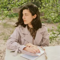 ilustrasi perempuan menulis/Photo by Michael Walk on Unsplash