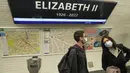 Orang-orang menunggu metro bawah tanah di stasiun metro Georges V yang telah diubah namanya menjadi Ratu Elizabeth II di Paris, pada 19 September 2022. Stasiun itu berada di jalur 1 di bawah Champs-elysess. (AP Photo/Michel Euler)