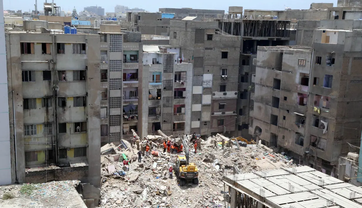 Tim penyelamat mengevakuasi lokasi reruntuhan sebuah bangunan di Karachi, Pakistan (8/6/2020). Korban tewas akibat runtuhnya gedung permukiman lima lantai di Karachi bertambah menjadi 13 orang pada Selasa (9/6) pagi waktu setempat. (Xinhua/Str)