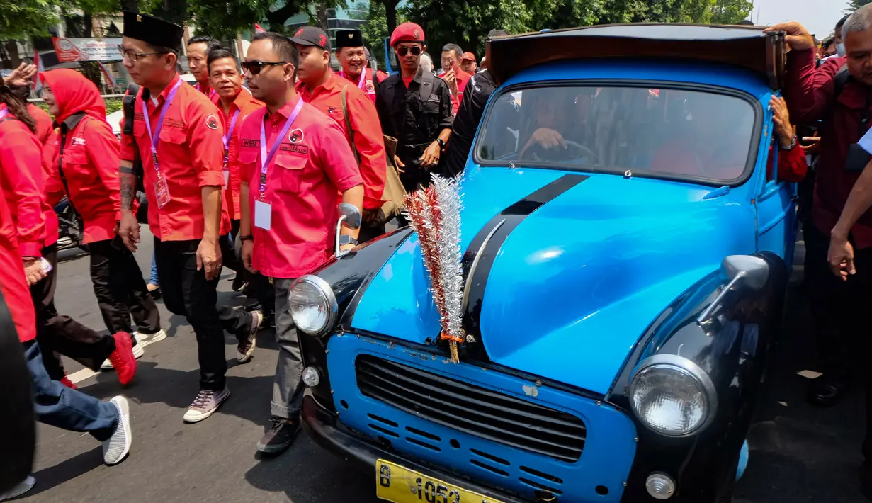 Keduanya menggunakan oplet menuju Komisi Pemilihan Umum (KPU) DKI Jakarta. (merdeka.com/Arie Basuki)