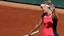 Petenis Swiss, Timea Bacsinszky, tampak kecewa usai kalah dari petenis putri Latvia, Jelena Ostapenko di semifinal Prancis Terbuka di Roland Garros, Paris Jumat (9/6/2017). Jelena Ostapenko menang dengan skor 7-6(4), 3-6, 6-3. (EPA/Tatyana Zenkovich)