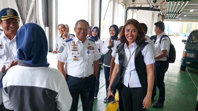 Direktur Jenderal Perhubungan Darat (Dirjen Hubdat), Budi Setiyadi dan Direktur Utama PT. ASDP Indonesia Ferry, Ira Puspadewi.