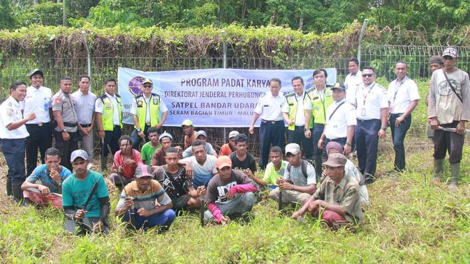 Sebanyak 113 orang warga sekitar Bandara Kufar, Maluku, mengikuti program padat karya Direktorat Jenderal Perhubungan Udara Kementerian Perhubungan (Kemenhub).