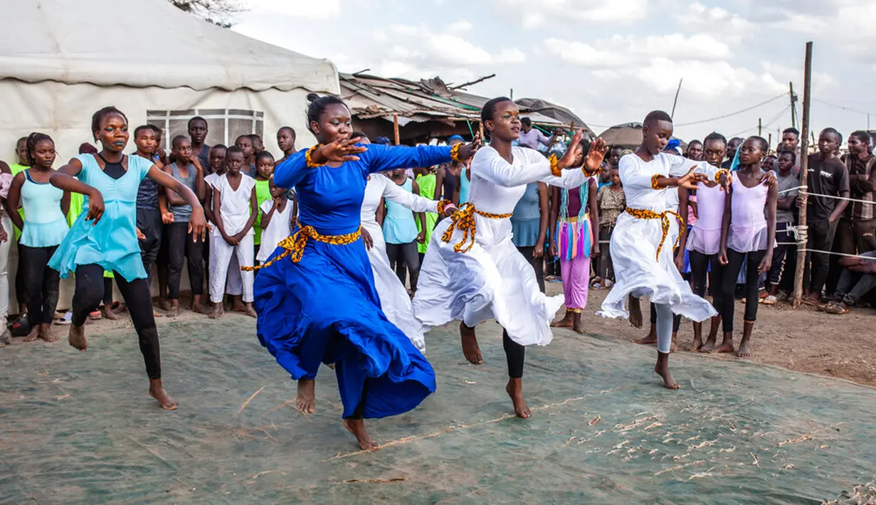 Anak-anak dari proyek Elimu, Kenya Entertain, menghibur kediaman kumuh Kibera saat mereka menampilkan tarian balet selama liburan malam Natal, Kenya, 24 Desember 2022. (AP Photo/Samson Otieno)