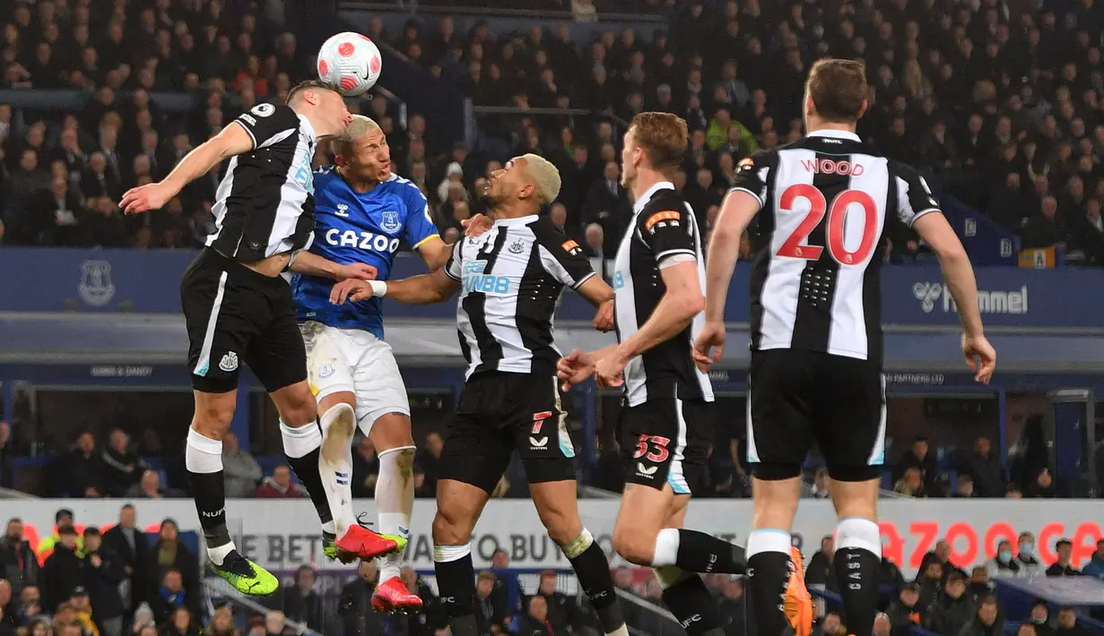 Bek Newcastle United Fabian Schar (kiri) berebut bola dengan striker Everton Richarlison (kedua kiri) pada lanjutan Liga Inggris di Stadion Goodison Park, Liverpool, Jumat (18/3/2022) dini hari WIB. Bertindak sebagai tuan rumah, Everton menang tipis 1-0.  (Anthony Devlin / AFP)