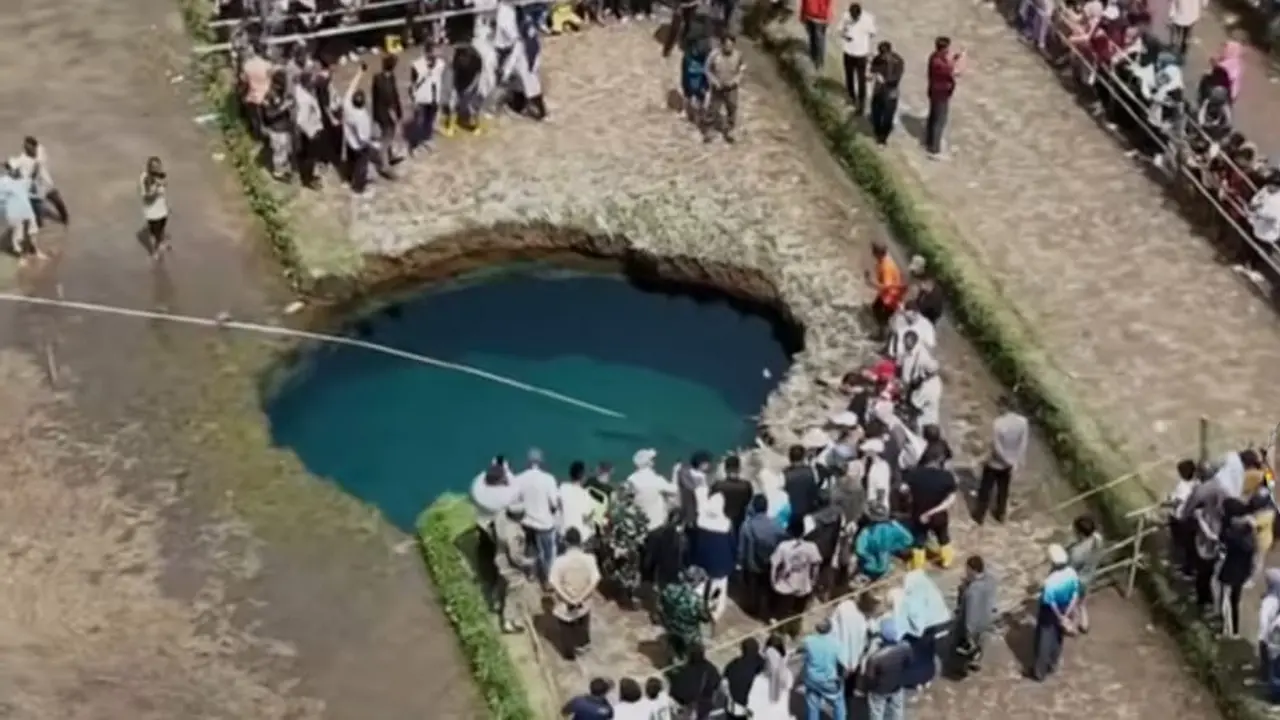 Warga Ramai Ambil Air dari Sinkhole Limapuluh Kota, Ahli Lingkungan Ingatkan Risiko Kesehatan