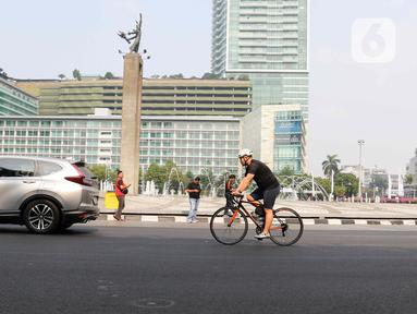 Kondisi lalu lintas saat ditiadakannya Hari Bebas Kendaraan Bermotor (HBKB) atau Car Free Day (CFD) di kawasan Bundaran HI, Jakarta, Minggu (3/9/2023). Pemerintah Provinsi DKI Jakarta meniadakan CFD di Jalan Jenderal Sudirman-MH Thamrin saat kegiatan side event Konferensi Tingkat Tinggi (KTT) ASEAN ke-43 yang difokuskan di kawasan tersebut. (Liputan6.com/Herman Zakharia)