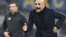 Instruksi dilakukan Luciano Spaletti pada leg 2, babak 16 besar Liga Europa yang berlangsung di stadion Giuseppe Meazza, Milan, Jumat (22/2). Inter Milan menang 4-0 atas rapid Wien. (AFP/Miguel Medina)