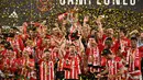 Pemain Athletic Bilbao melakukan selebrasi setelah menjuarai Copa del Rey di Stadion Olimpico de Sevilla, Minggu (7/4/2024). Bilbao mengakhiri kutukan 40 tahun dengan menjadi kampiun Copa del Rey 2023/2024. (AFP/Javier Soriano)