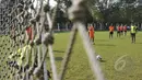 Liputan6.com berkesempatan mengajak pemain Persipura bermain games di Lapangan C Senayan, Jakarta (8/5/2015). Pemain Persipura Yohanis Tjoe saat bermain games memasukan bola kedalam gawang dengan mata tertutup. (Liputan6.com/Herman Zakharia)