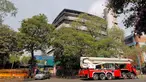 Sebuah mobil pemadam kebakaran terlihat berada di lokasi kebakaran yang melahap Museum Nasional Sejarah Alam di Ibu Kota India, New Delhi, Selasa (26/4). Sebanyak 35 mobil pemadam dikerahkan untuk memadamkan kobaran api. (REUTERS/Anindito Mukherjee)
