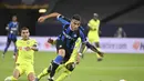 Penyerang Inter Milan, Lautaro Martinez membawa bola dari kawalan pemain Getafe, Djene Dakonam pada pertandingan babak 16 besar Liga Europa di Veltins-Arena di Gelsenkirchen, Jerman, Rabu, (5/8/2020). Inter menang 2-0 atas Getafe dan melaju ke perempat final.  (AP Photo/Ina Fassbender)