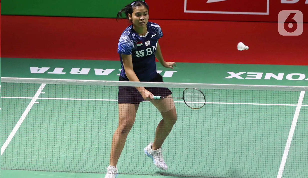 Pebulu tangkis tunggal putri Indonesia Gregoria Mariska Tunjung saat bertanding melawan pebulu tangkis tunggal putri Sung Shuo Yun pada babak 32 besar turnamen Daihatsu Indonesia Masters 2023 di Istora Senayan, Jakarta, Rabu (25/1/2023). Gregoria Mariska Tunjung menang dengan skor 12-21, 21-18 dan 21-11. (Liputan6.com/Herman Zakharia)