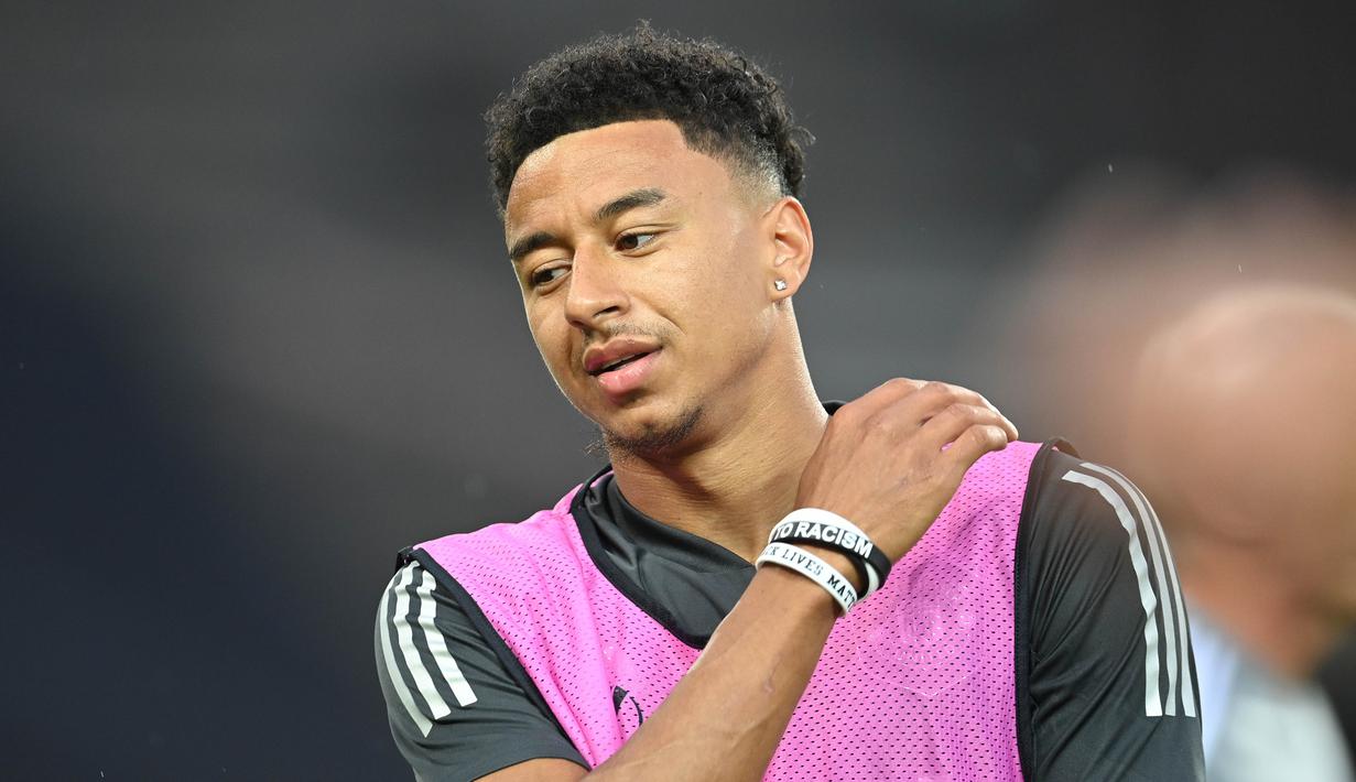 Pemain Manchester United, Jesse Lingard, saat sesi latihan jelang laga Liga Europa di Stadion Rhein Energie, Cologne, Minggu (9/8/2020). Manchester United akan berhadapan dengan Copenhagen. (AFP/Sascha Steinbach)