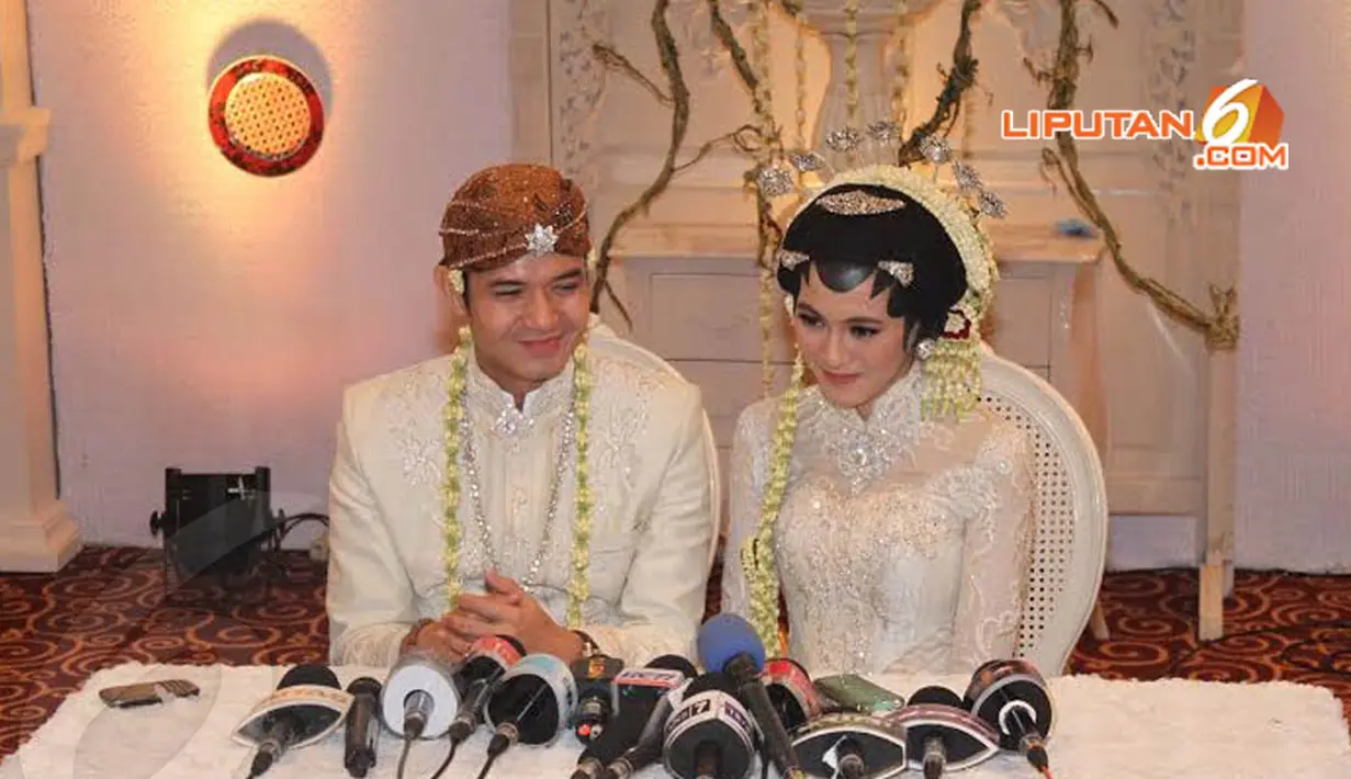 Sabtu (22/03/14) Dude dan Alyssa melangsungkan Akad nikah di Sasana Kriya, Taman Mini Indonesia Indah, Jakarta. Senyum bahagia terpancar dari raut wajah keduanya saat menggelar jumpa pers (Liputan6.com/Rini Suhartini)
