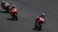 Pebalap Ducati, Jorge Lorenzo dibuntuti Pebalap Honda, Marc Marquez, pada balapan MotoGP 2018 di Sirkuit Catalunya, Spanyol, Minggu (17/6/2018). Lorenzo menjadi yang tercepat dengan catatan waktu 40 menit 13,566 detik. (AP/Eric Alonso)