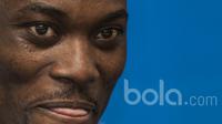 Gelandang Persib Bandung, Michael Essien, menghadiri jumpa pers. Bermain untuk Pangerang Biru, pesepak bola 34 tahun itu mendapatkan gaji mencapai 9,5 miliar selama satu musim di luar tempat tinggal dan kendaraan. (Bola.com/Vitalis Yogi Trisna)