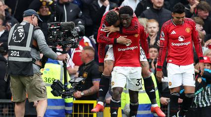 Manchester United berhasil meraih kemenangan penting saat menjamu Liverpool di Stadion Old Trafford, Minggu (3/5/2026) malam WIB. Kejar mengejar gol terjadi, namun gol Kobbie Mainoo memastikan tiga poin krusial buat Setan Merah. (AFP/Darren Staples)