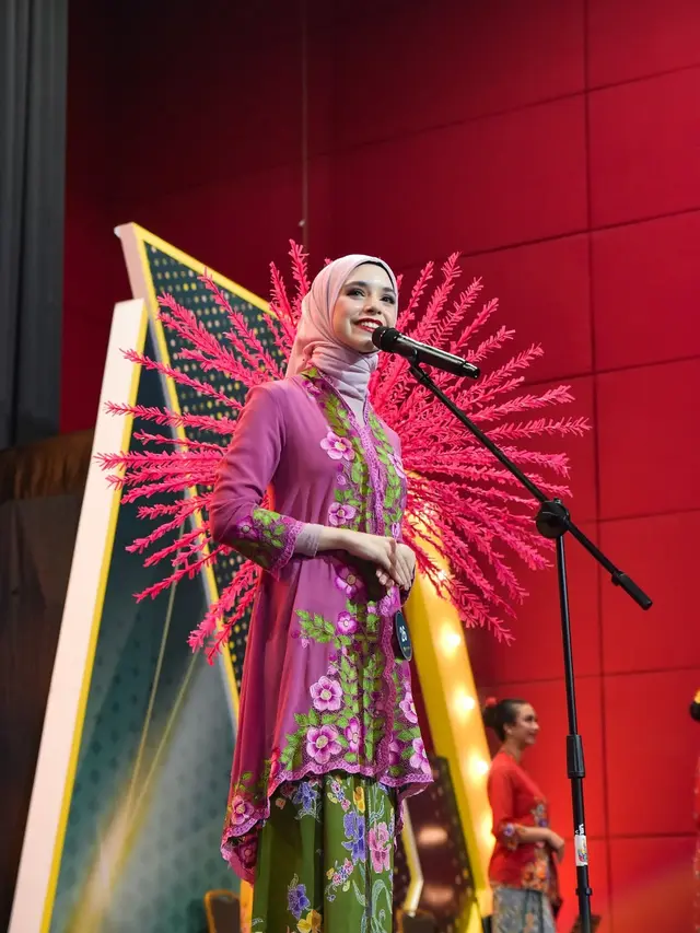 Foto Isabel Azhari Pakai Kebaya