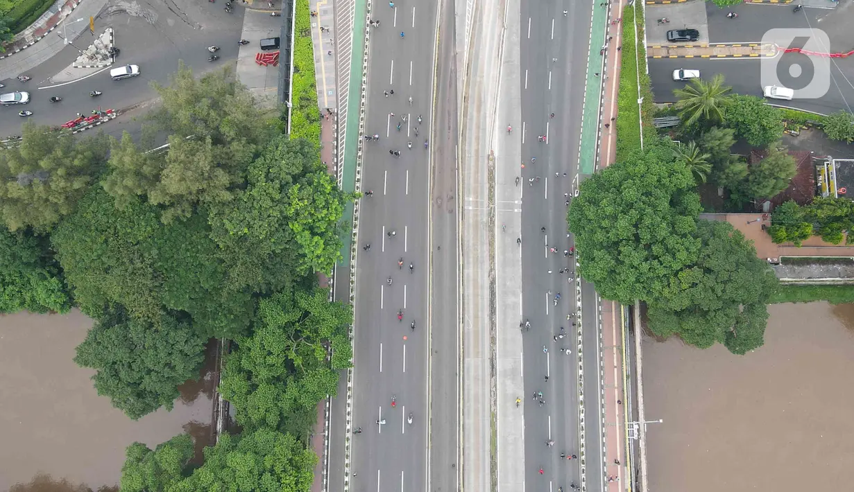 Foto udara aktivitas warga di kawasan Bundaran HI, Menteng, Jakarta Pusat, Minggu (22/5/2022). Pemprov DKI Jakarta kembali menggelar Hari Bebas Kendaraan Bermotor (HBKB) di sejumlah ruas jalan Ibu Kota. HBKB yang digelar pukul 06.00 – 10.00 tersebut dalam rangka meningkatkan kualitas udara di Jakarta. (Liputan6.com/Herman Zakharia)