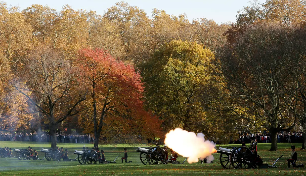 Anggota Raja Pasukan Royal Horse menembakkan meriam untuk merayakan ulang tahun Pangeran Charles di Green Park, London, Rabu (14/11). Tembakan salvo sebanyak 41 kali tersebut menandai hari ulang tahun Pangeran Charles yang ke-70. (AP/Tim Ireland)