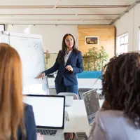 Ilustrasi presentasi. (Image by pch.vector on Freepik)